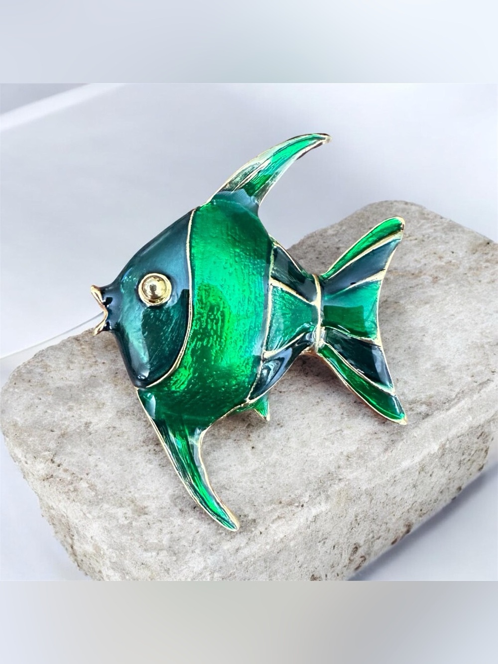 RARE VINTAGE GREEN ENAMELED ANGELFISH BROOCH GOLD TONE PIN - 1980S JEWELRY